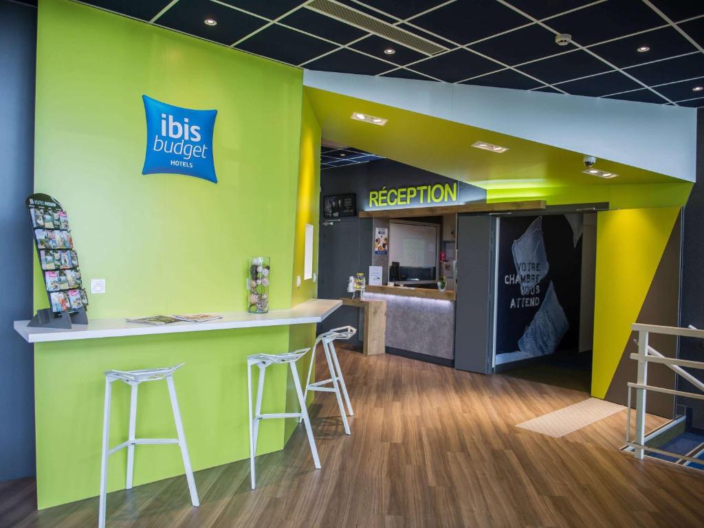 a kids clubhouse with stools and a yellow wall at ibis budget Site du Futuroscope in Chasseneuil-du-Poitou