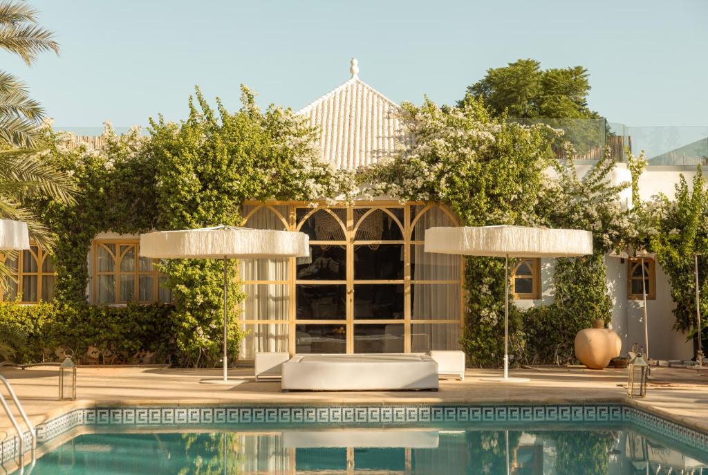 Swimmingpoolen hos eller tæt på Les Palmiers Boutique Hôtel & Spa