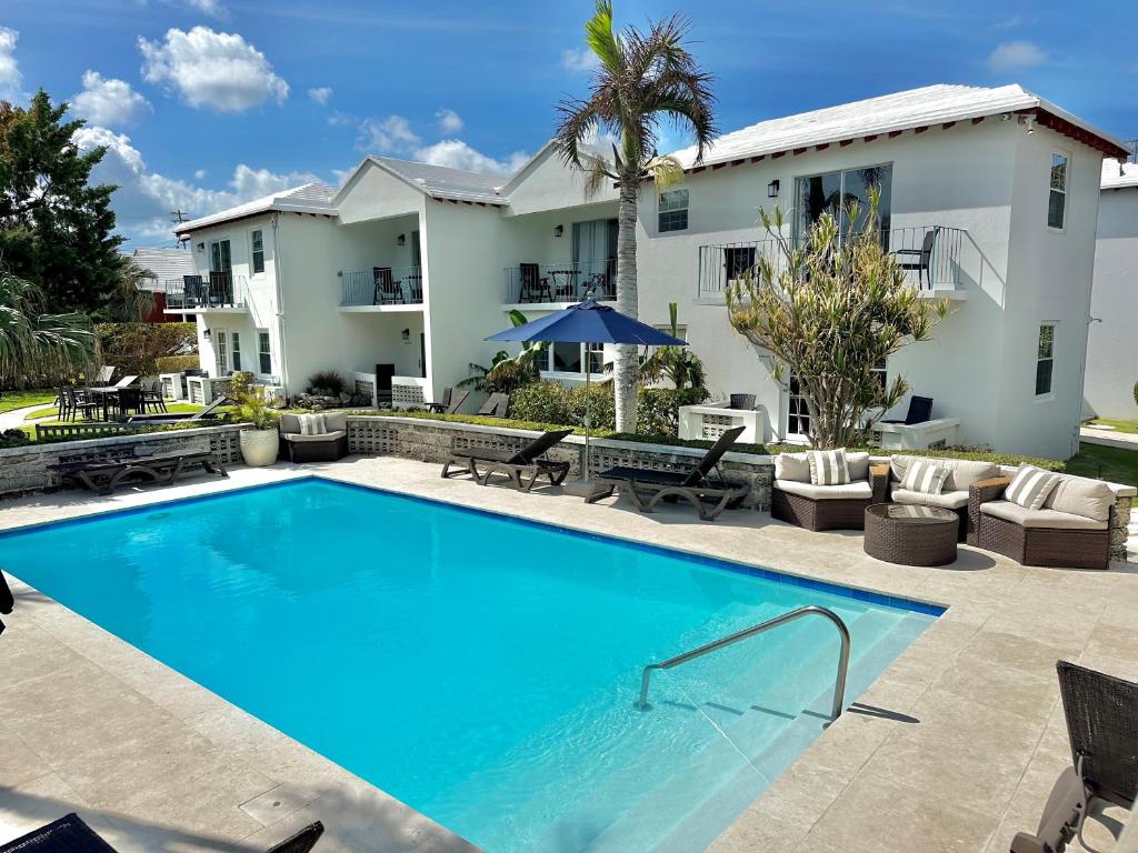 Swimming pool sa o malapit sa Sandpiper Apartments