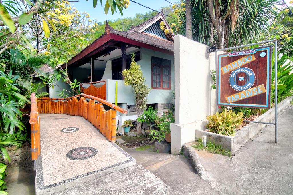 un petit bâtiment avec un panneau devant lui dans l'établissement Bamboo Paradise, à Padangbai