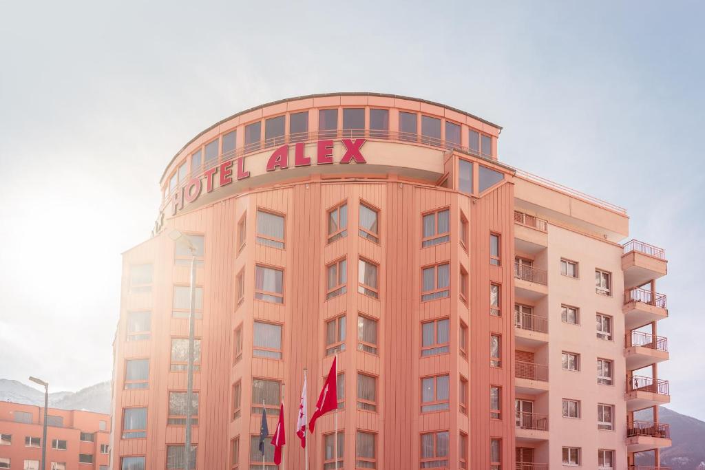 Hotel Alex Business & SPA في ناترز: مبنى عليه لافته