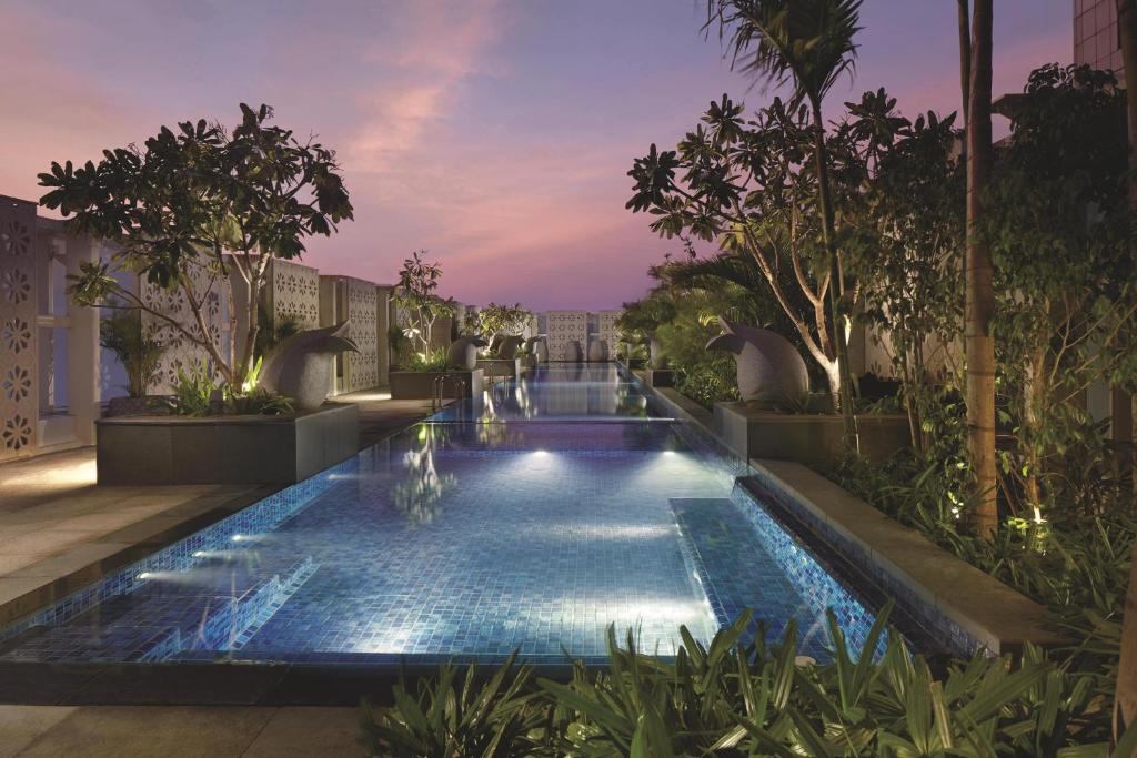 A piscina localizada em The Ritz - Carlton, Bangalore ou nos arredores