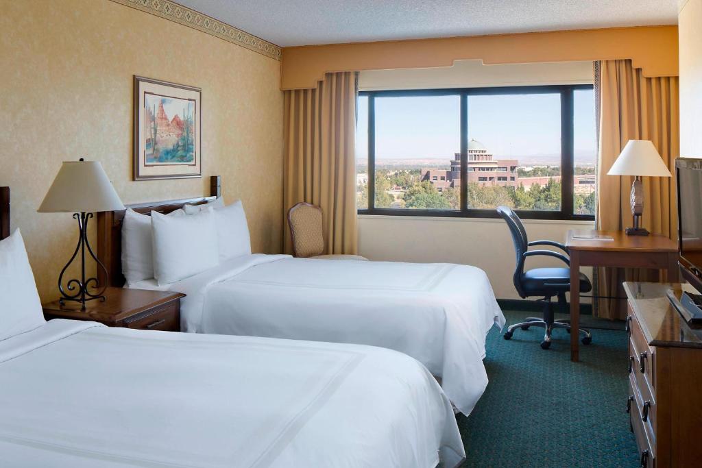 En eller flere senge i et værelse på Albuquerque Marriott Pyramid North