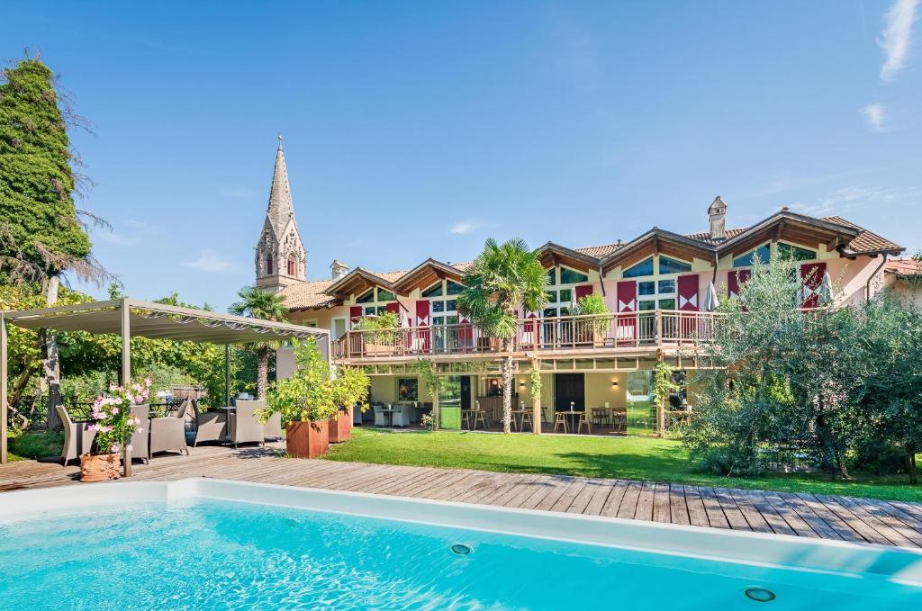 The swimming pool at or close to Gartenheim Tramin