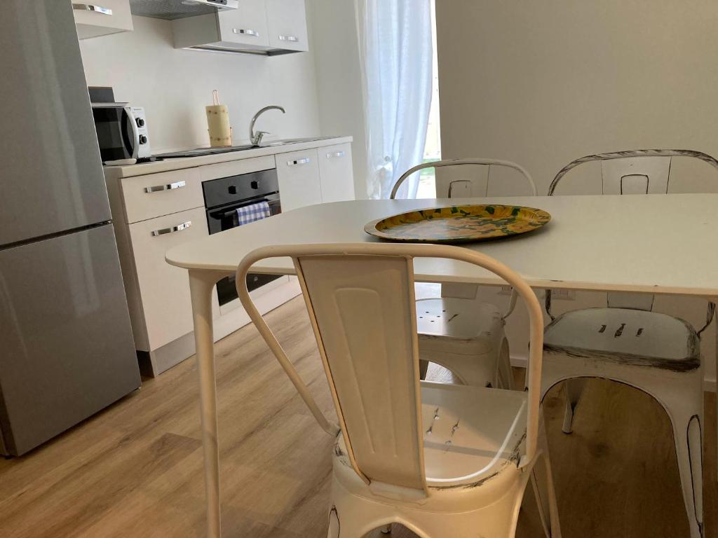 uma cozinha com uma mesa com uma pizza em CASA NOVA Luxury Apartment Suite Fichi d'India em Nova Milanese