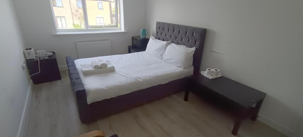 sypialnia z dużym łóżkiem z białą pościelą w obiekcie VISHISAMARTH COM 8F 15 min walk to COOP, ARENA ,ETIHAD ,City Centre, FREE CAR PARKING ,FREE SNACKS, LOCKBOX ,FRIDGE, MICROWAVE,FAN,Late Night Check In Anytime, 2 min walk to Bus Stop, w Manchesterze