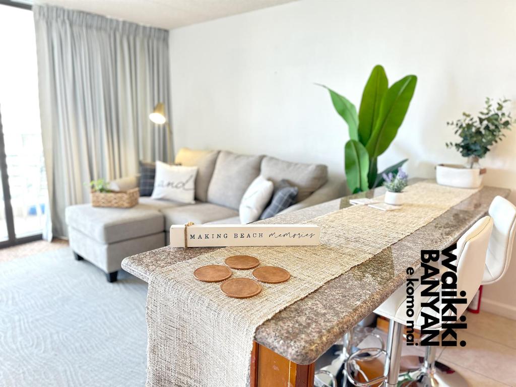 אזור ישיבה ב-Stunning 1BD a block away to Waikiki Beach Free Parking