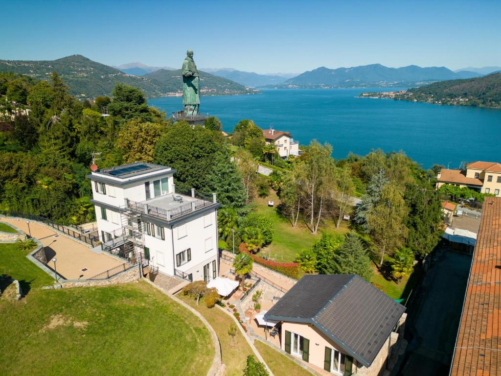 uma vista aérea de uma casa com uma estátua da liberdade em Villa San Carlo em Arona