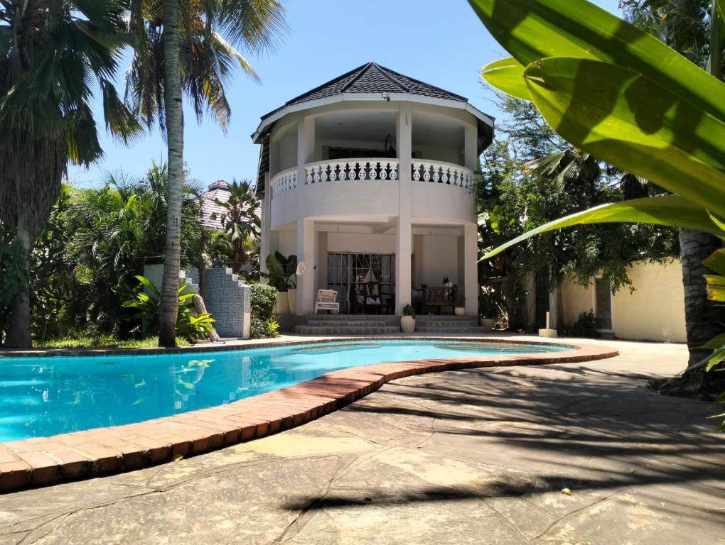 Басейн в или близо до Diani Hideaway Beach Villa