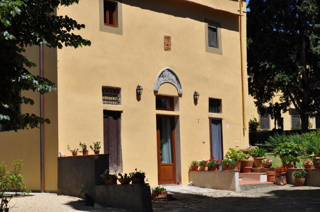 un bâtiment avec une porte et quelques plantes en pot dans l'établissement Visconte Apartment, à Florence