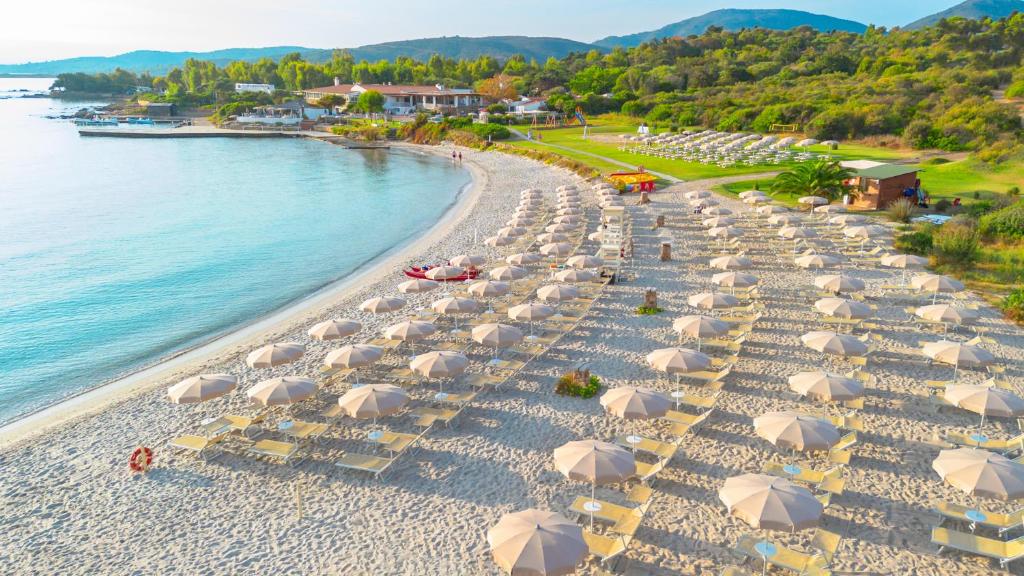 una vista aérea de una playa con sillas y sombrillas en AMASEA Resort, en San Teodoro