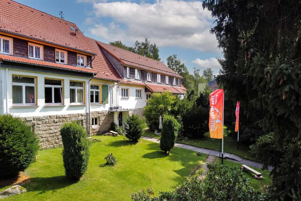 um grupo de casas com um relvado em frente em Pension zum Hexenstieg em Schierke