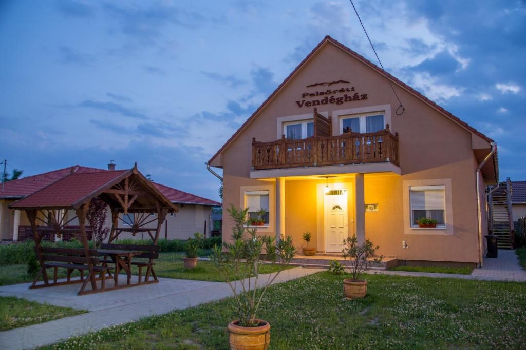 Cette maison dispose d'un balcon et d'une table. dans l'établissement Felsőréti Vendégház, à Demjén