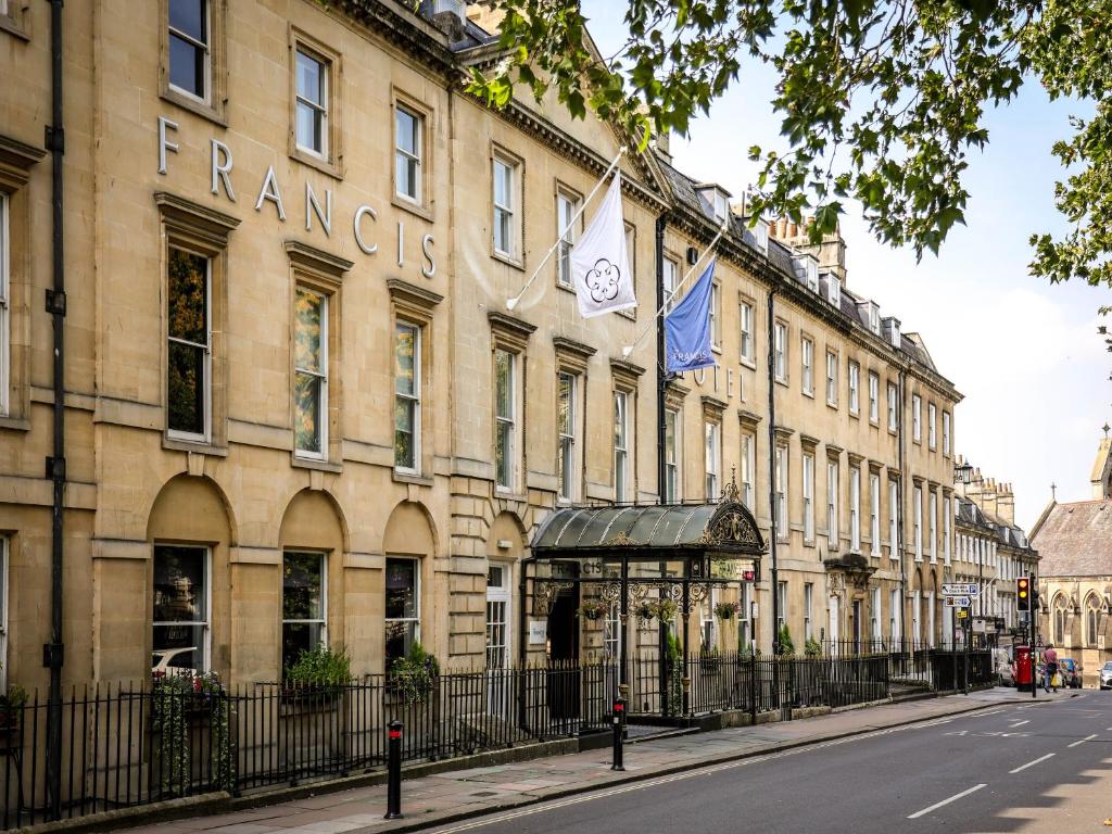 ein Gebäude mit einem Pavillon davor in der Unterkunft Francis Hotel Bath in Bath