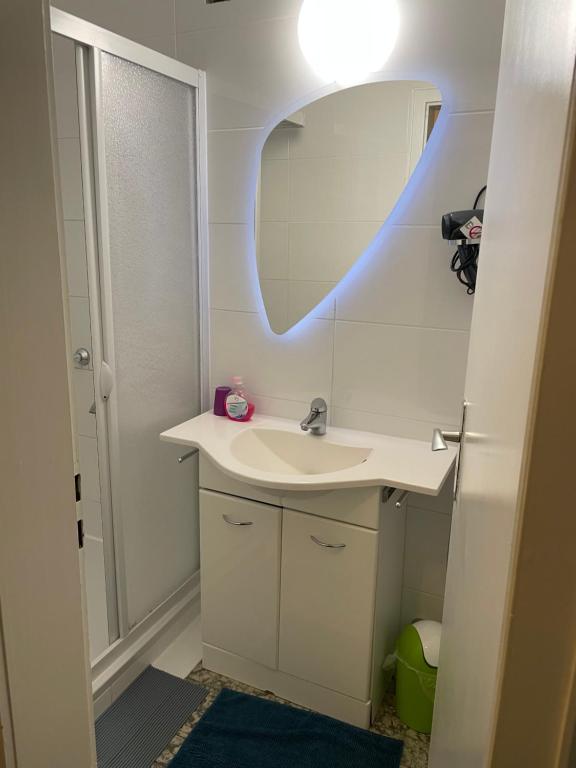 bagno con lavandino e specchio di Apartment Schwarzwald a Lahr