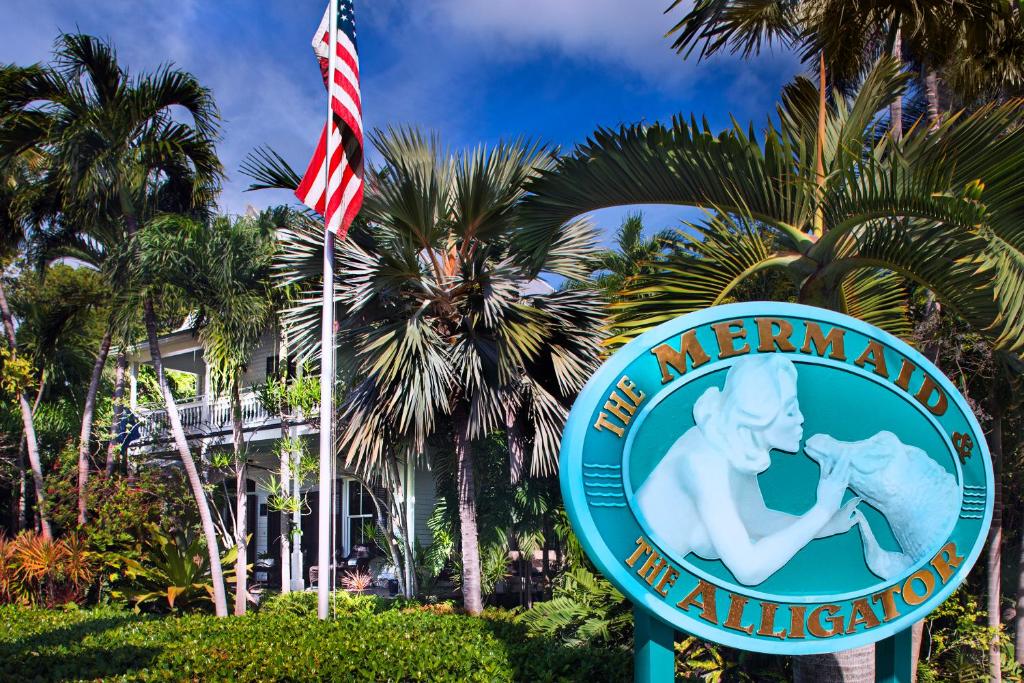 une pancarte avec drapeau pour l'ambassade américaine de Mexico dans l'établissement The Mermaid & The Alligator, à Key West