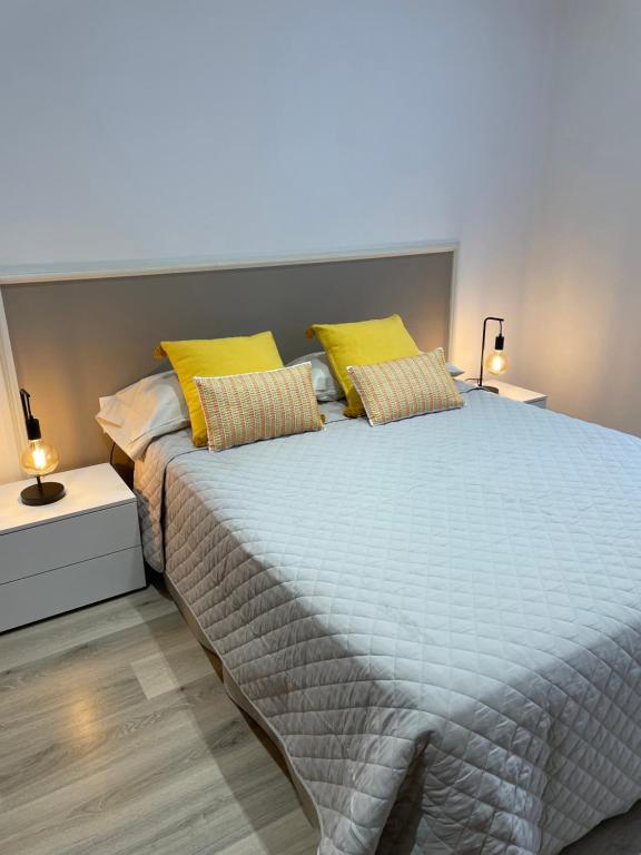 una camera da letto con un grande letto con cuscini gialli di Nice Apartment 2 Bedrooms Well Connected a Cornellà de Llobregat