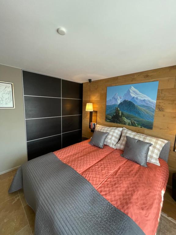 1 dormitorio con 1 cama grande con manta roja en Luxury apartment, en Crans-Montana