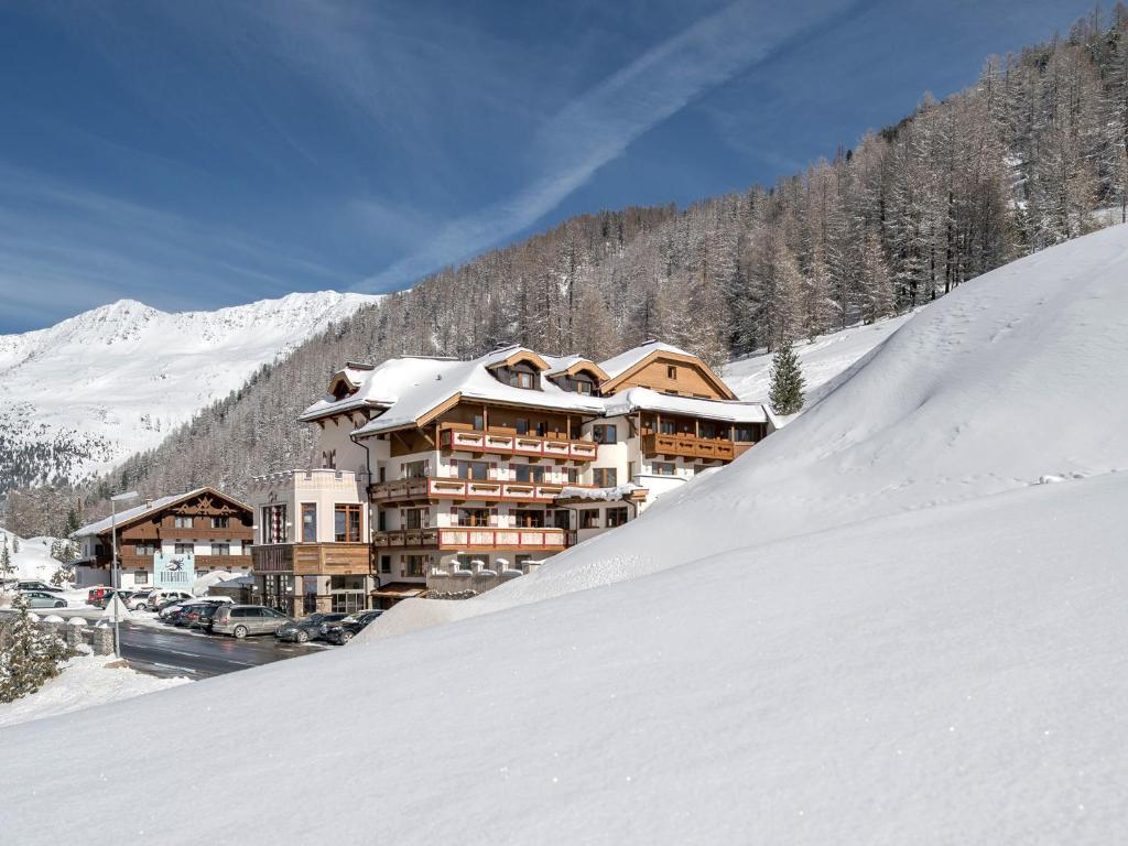 オーバーグルグルにあるBurghotel Alpenglühnの山雪スキー場