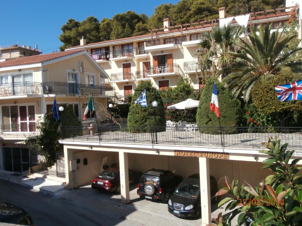 un hotel con coches estacionados frente a un edificio en Europe Hotel, en Argostoli