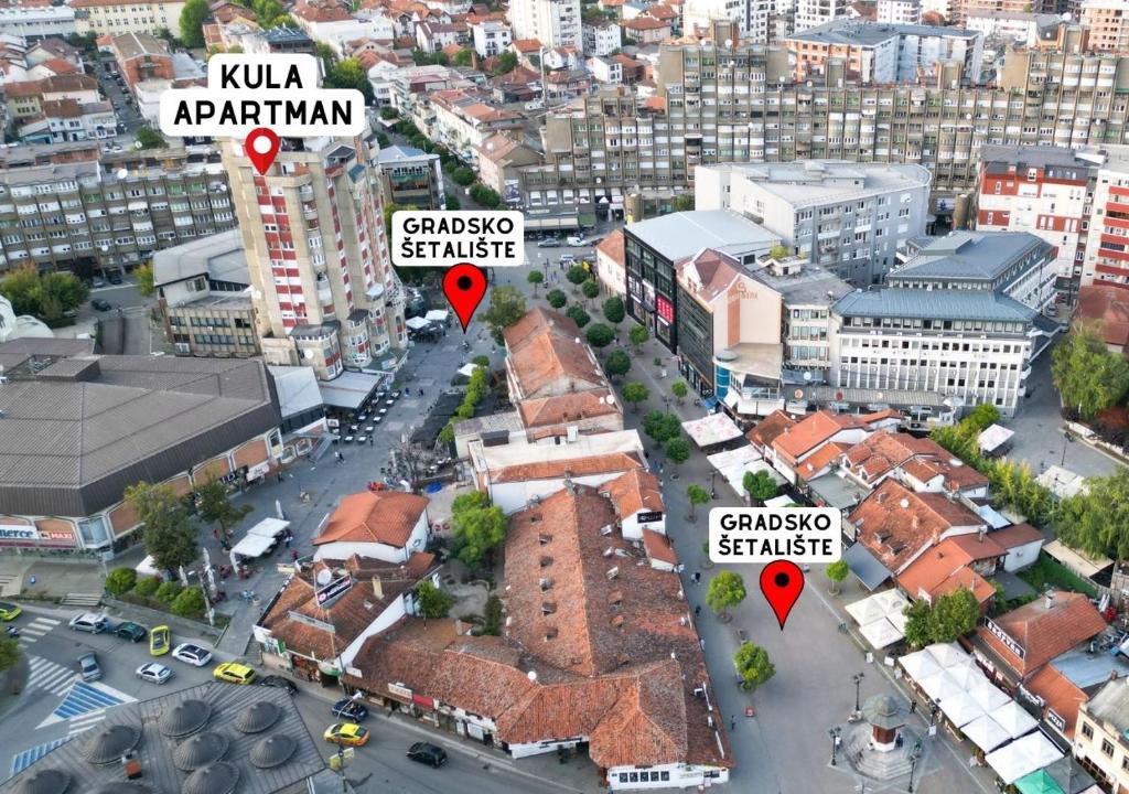 una vista panoramica su una città con edifici e traffico di Kula apartman - Novi Pazar a Novi Pazar