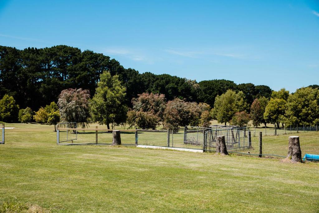 un campo con recinto e alberi sullo sfondo di The Pavilion on Grossman's a Torquay