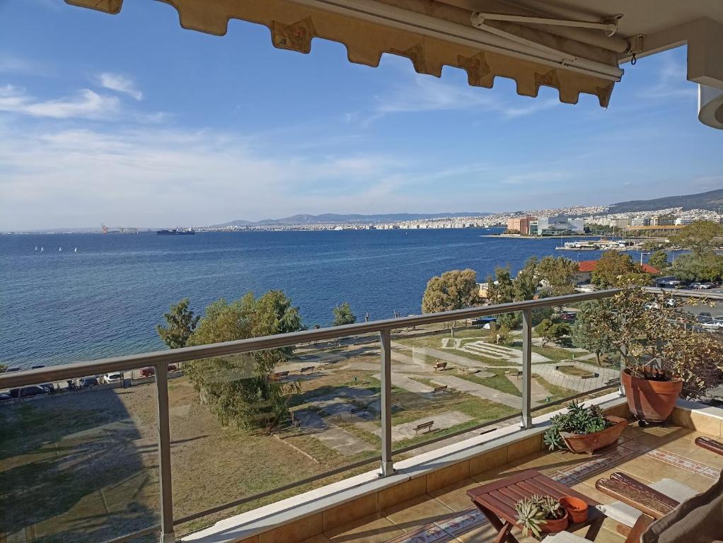 - un balcon avec vue sur l'eau dans l'établissement Seafront Family Apartment & free parking, the Cruiseflat, à Thessalonique