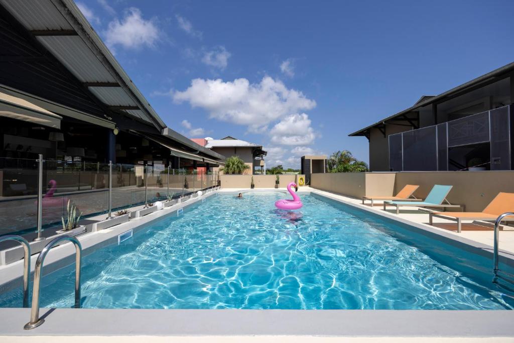 una piscina con cigno rosa in acqua di Hotel Atlantis a Kourou