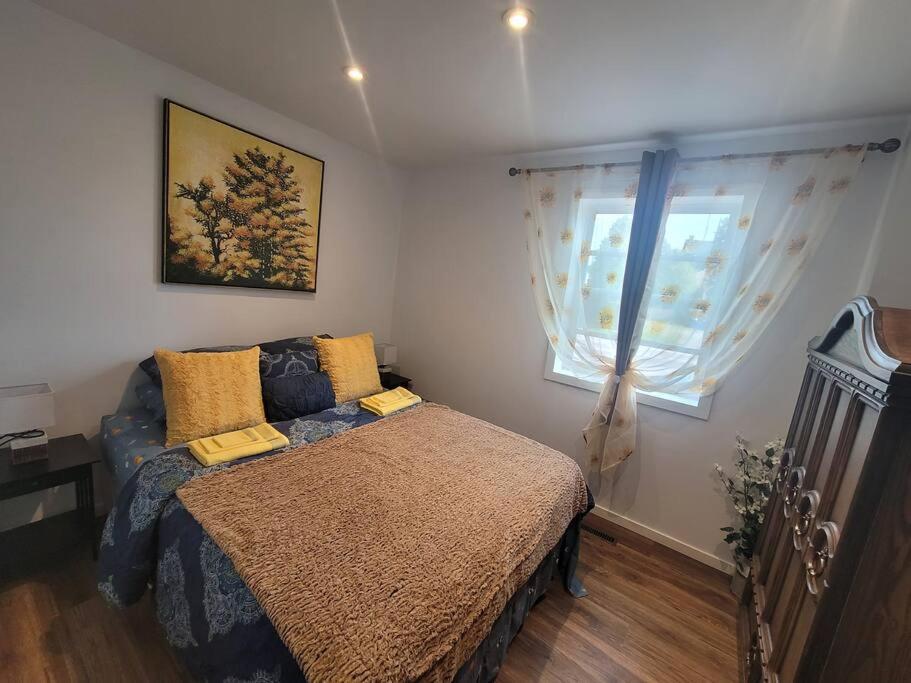 Ліжко або ліжка в номері Bright apartment close to hwy