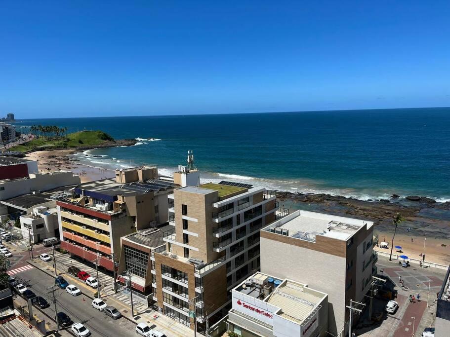 - une vue aérienne sur une plage avec des bâtiments et l'océan dans l'établissement Salvador Farol da Barra N903 Apartamento Vista Mar, à Salvador