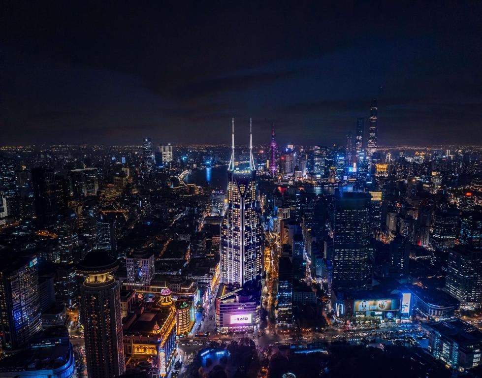 une vue aérienne de nuit sur une ville dans l'établissement Conrad Shanghai, à Shanghai