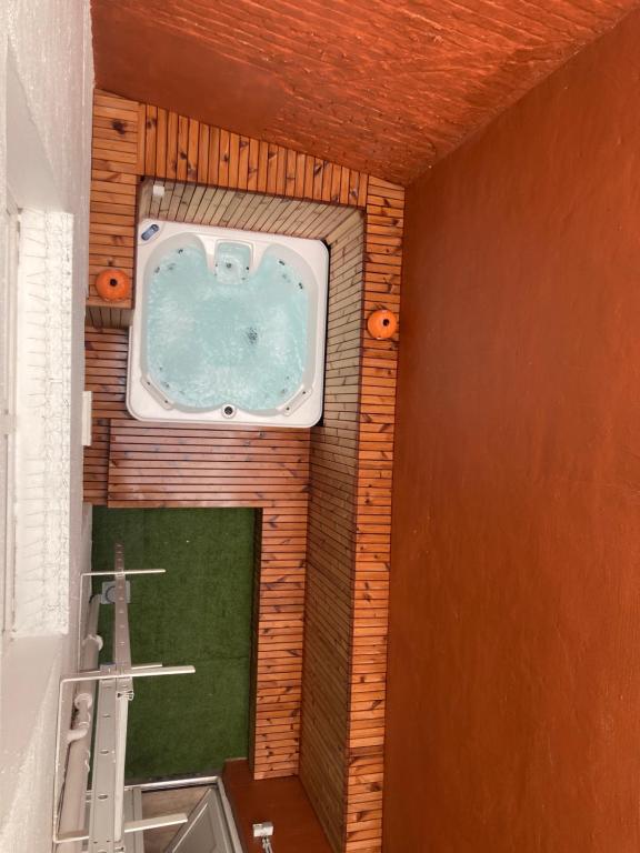 ein Badezimmer mit Whirlpool und Waschbecken in der Unterkunft Maison Martha - sauna en jacuzzi - 12 personen in Ostende