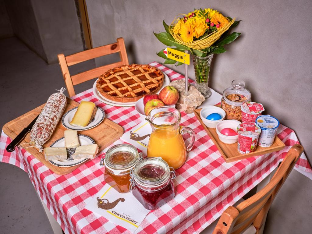 uma mesa de piquenique com comida numa toalha de mesa vermelha e branca em Bed and Breakfast Chiarina em Mendrisio