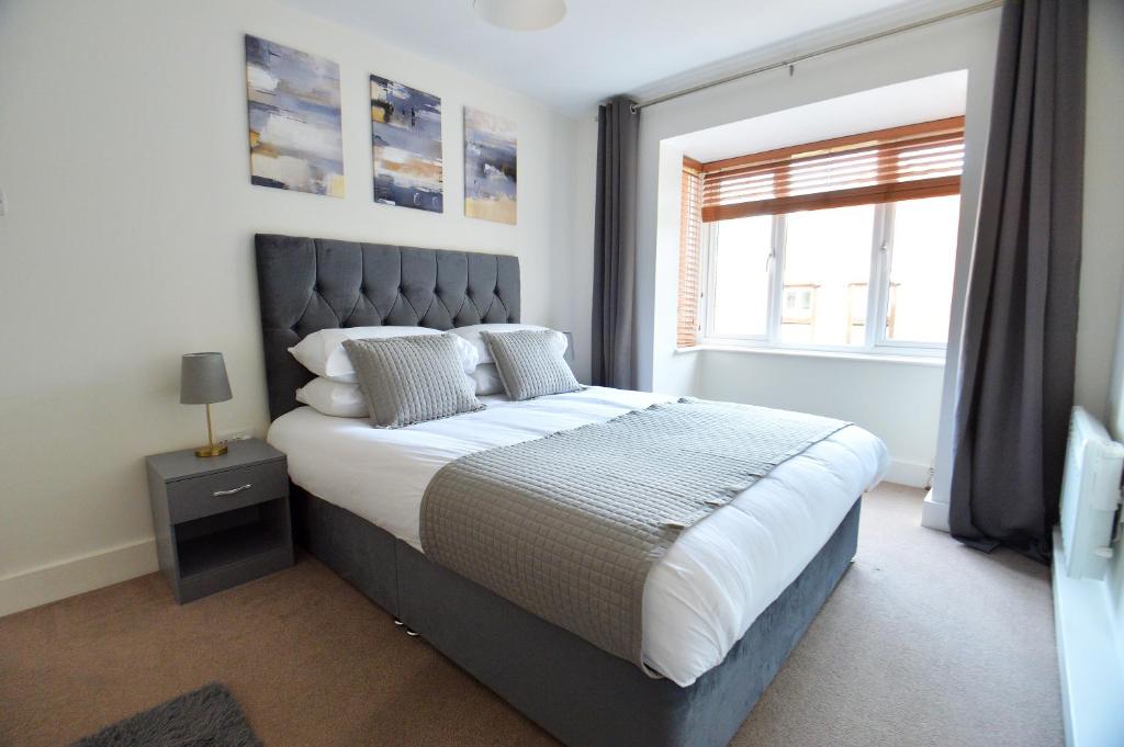 Una cama o camas en una habitación de Luxury 2 BR Fully Furnished Flat in Crawley - 2 FREE Parking Spaces