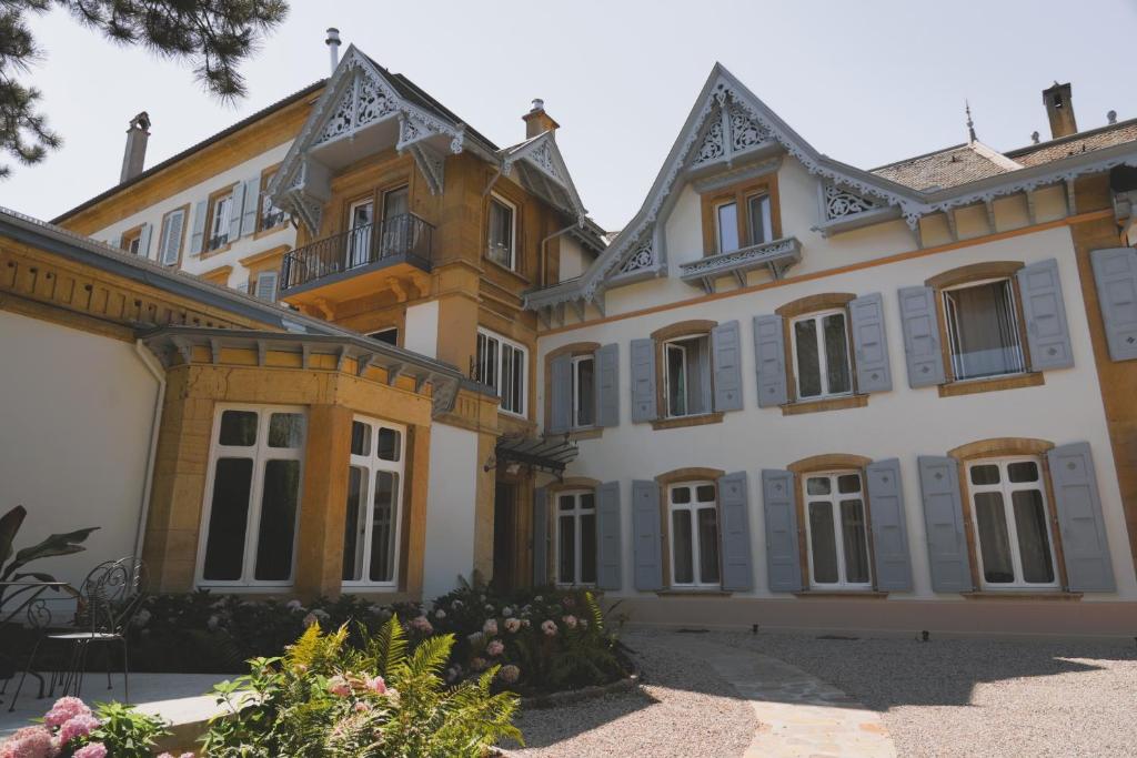 un gran edificio con muchas ventanas en Le Faubourg 29, en Neuchâtel