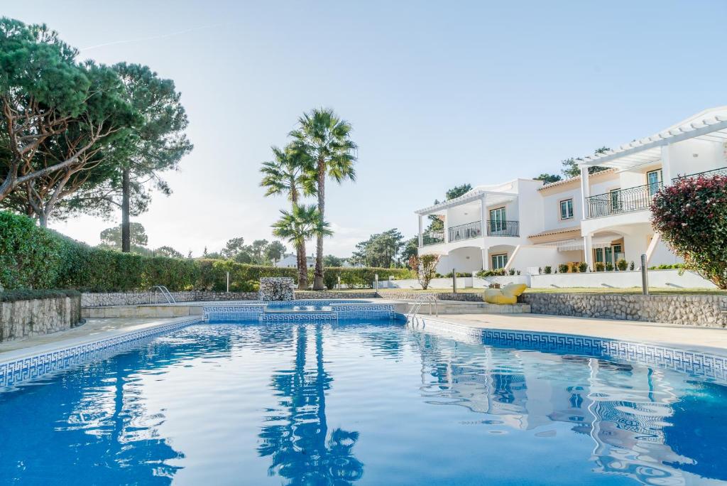 A piscina localizada em Falésia Cliff Apartment by The Portuguese Butler ou nos arredores