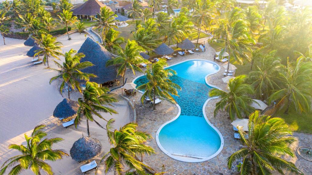 een luchtzicht op een zwembad van het resort met palmbomen bij Ocean Beach Resort & SPA in Malindi