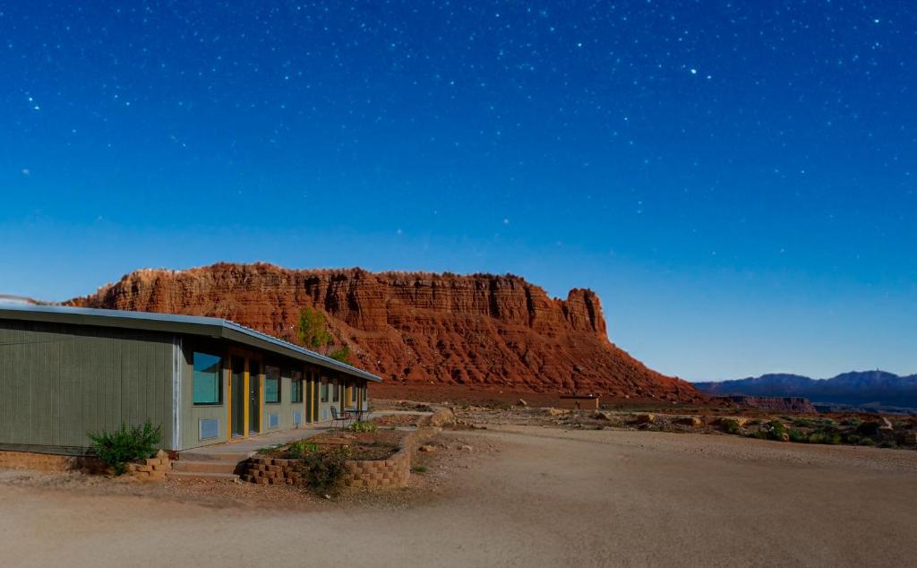 een gebouw in de woestijn met een berg op de achtergrond bij Marble Canyon Lodge in Marble Canyon