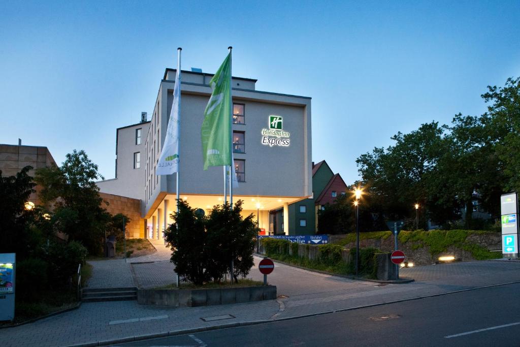 ein Gebäude mit grüner Flagge auf der Seite in der Unterkunft Holiday Inn Express Fürth, an IHG Hotel in Fürth