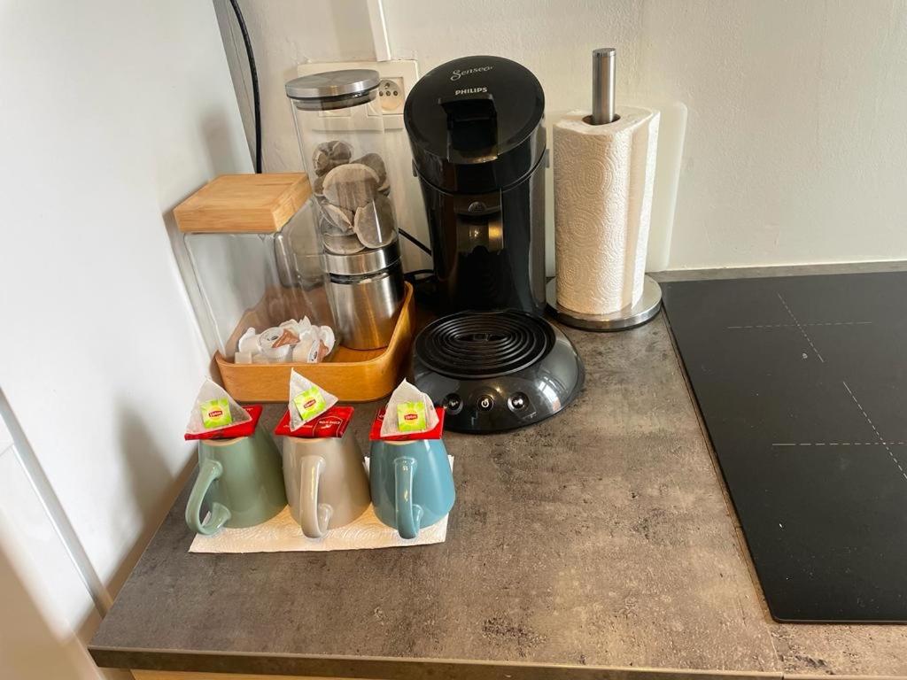 - un comptoir de cuisine avec une cafetière et une cafetière dans l'établissement Station 171 Bruxelles-charleroi-airport, à Charleroi