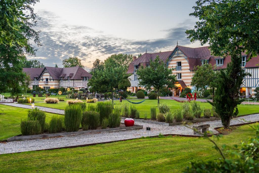 Un jardín fuera de Le Manoir De La Poterie & Spa