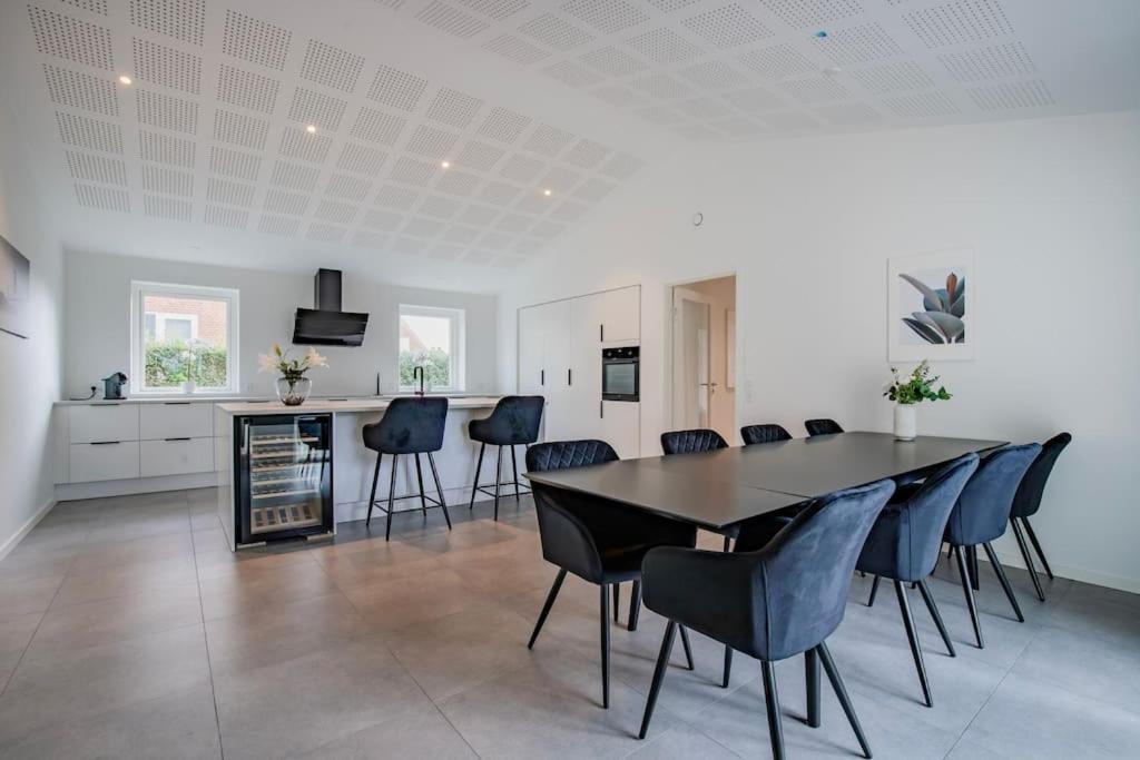 eine Küche und ein Esszimmer mit einem Tisch und Stühlen in der Unterkunft Spacious family house in Kopenhagen