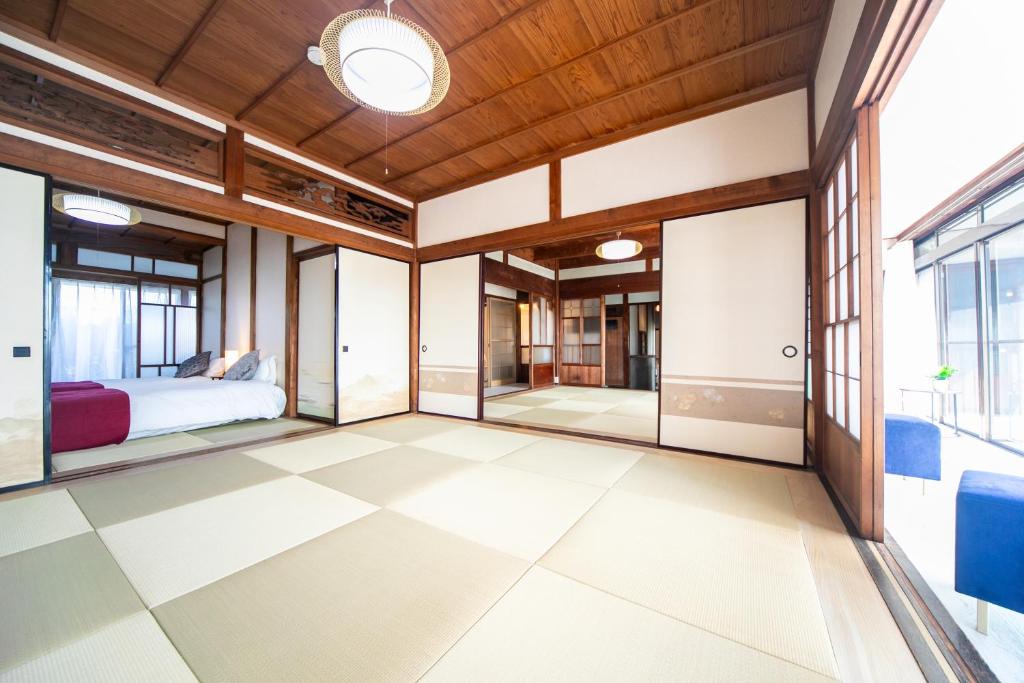 NagashimaにあるNagashima Traditional Houseのタイルフロアのベッドルーム1室(ベッド1台付)