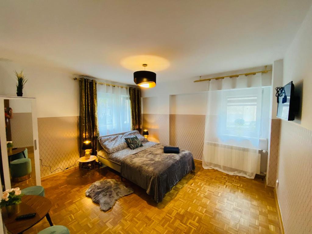 Säng eller sängar i ett rum på ClickTheFlat Solidarności City Center Apart Rooms