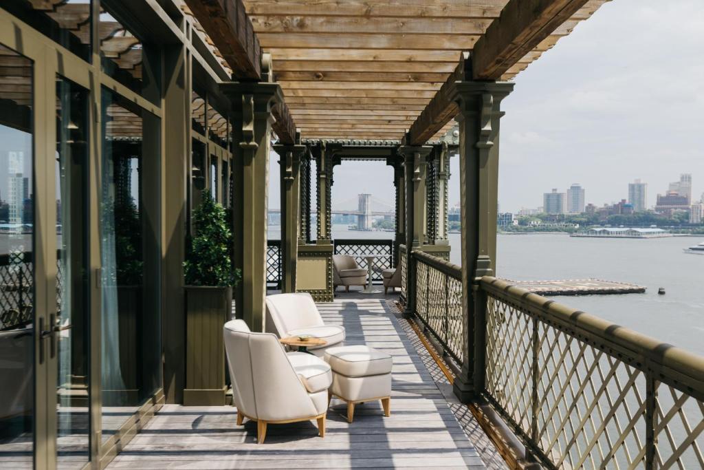 Casa Cipriani New York tesisinde bir balkon veya teras