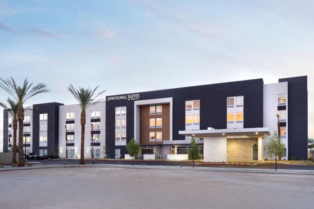 een groot gebouw met palmbomen ervoor bij SpringHill Suites by Marriott Las Vegas Airport in Las Vegas