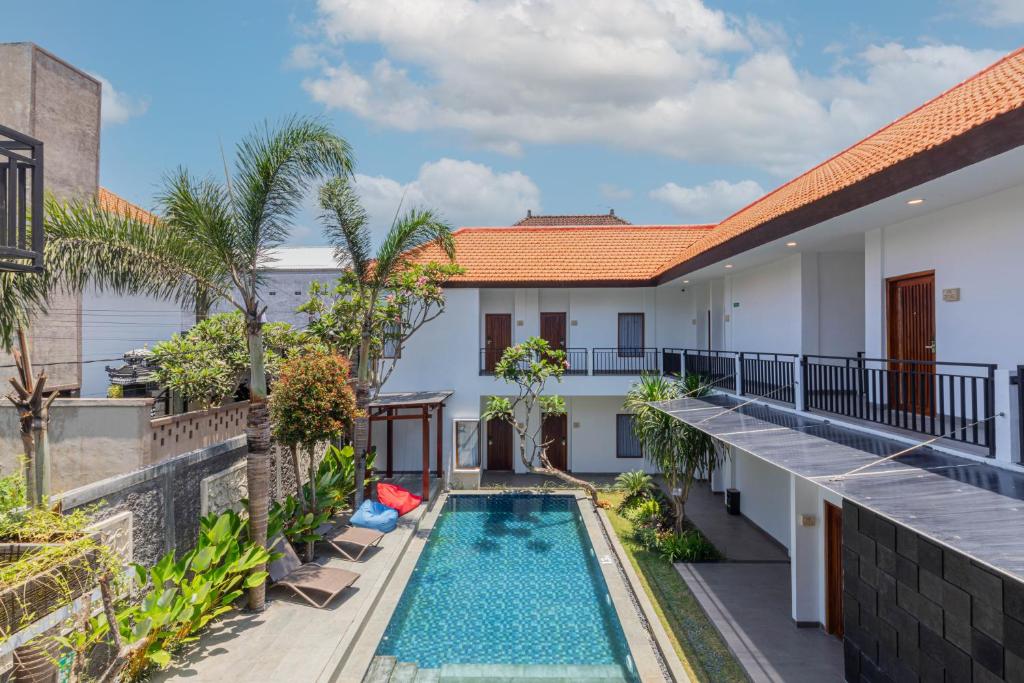 - une vue sur la piscine depuis le balcon d'une maison dans l'établissement The Baliem Hotel, à Jimbaran