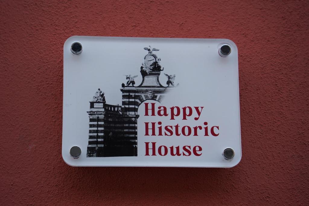 una feliz casa histórica en una pared en HAPPY HISTORIC HOUSE, en Catania