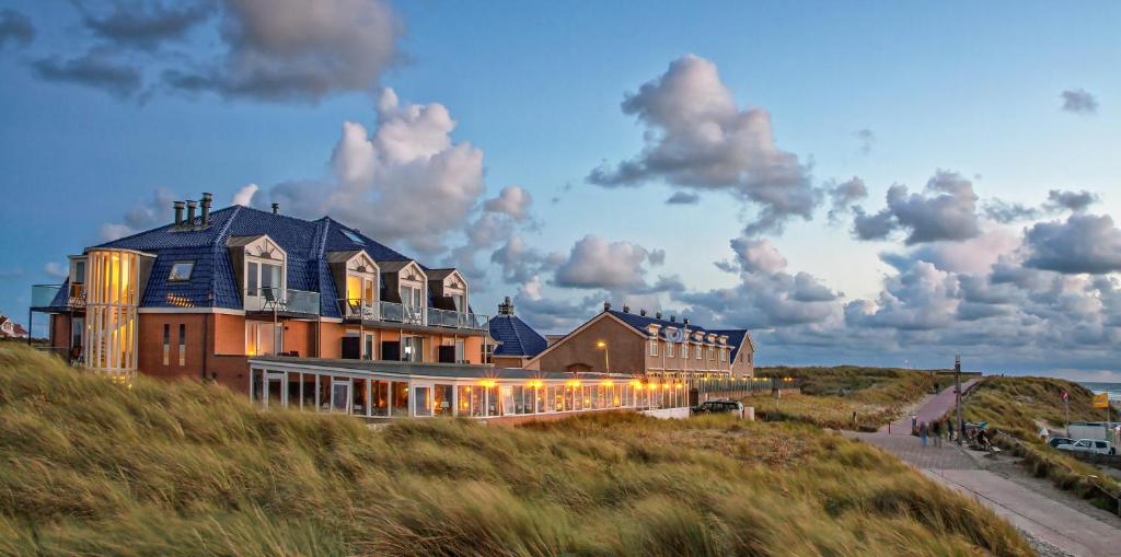 duży dom na szczycie wzgórza w obiekcie Strandhotel Noordzee w mieście De Koog