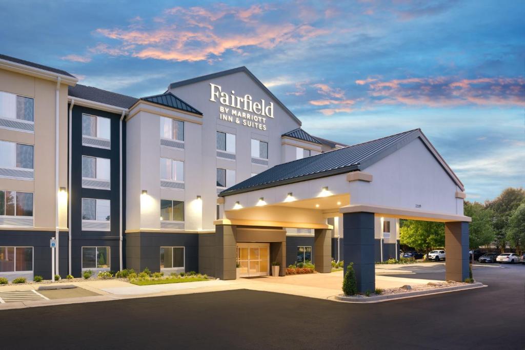 列克星敦帕克Fairfield Inn by Marriott Lexington Park Patuxent River Naval Air Station的酒店前方的 ⁇ 染